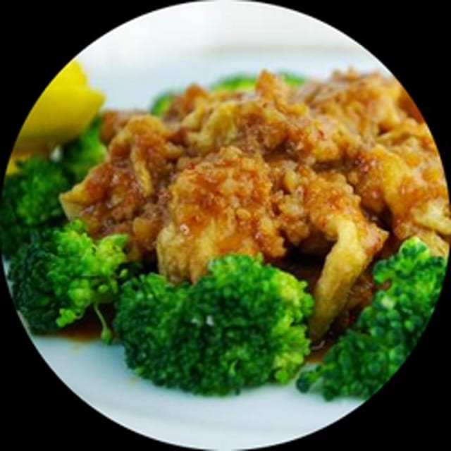 Crispy fish with sauce.